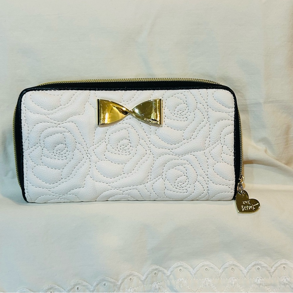 NWOT Betsy Johnson Cream & Black Quilted Wallet with Rose Pattern Gold Tone Bow